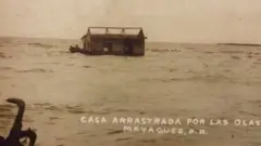 Casa arrastrada por las olas en Mayagüez, 1918.