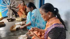 పొందూరులో నేతపనిలో మహిళలు