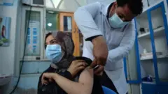 هرات کې د اپرېل پر ۱۴ بندۍ ته واکسین لګول کېږي.
