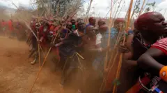 केन्याको मापारासा पर्वतमा आयोजना हुने मासु खाने एउटा पर्वमा सहभागि मासई समूदायका मानिसहरु। उक्त पर्व यसअघि कोरोनाभाइरसका कारण सारिएको थियो।