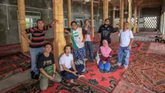 Perjalanan turis Malaysia ke Xinjiang dan mencari masjid untuk salat.