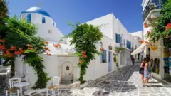 Các hòn đảo nghỉ mát được ưa thích, gồm cả đảo Paros, bị tràn ngập bởi việc cho thuê ngắn hạn đến nỗi một số dân địa phương bị đẩy ra khỏi ngôi nhà đang thuê dài hạn của mình