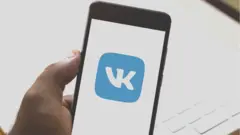 Логотип "ВКонтакте" на экране смартфона