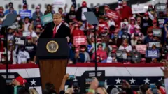 الرئيس الأمريكي دونالد ترامب يلقي كلمة أمام حشد في 19 سبتمبر 2020 في فايتفيل بولاية كارولاينا الشمالية