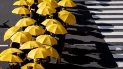 日本東京街頭一群聲援香港示威者橫過馬路（12/6/2022）