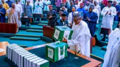 Onyeisiala Buhari ka ọ na-eche akwụkwọ mkpata na mmefu afọ 2021 n'ihu ndị omeiwu