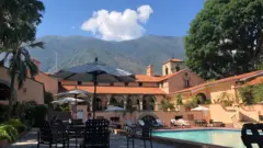 Casa club del Caracas Country Club y su piscina.