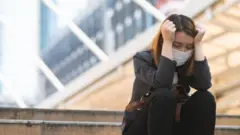 يقول خبراء إن تطبيق الإغلاق له تأثير ضار على الصحة البدنية والعقلية والمجتمع أيضا