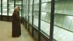 Katika picha hii ya Machi mwaka 2003, unaweza kuona kurasa za Qur'an zinazodaiwa kuandikwa na damu ya Saddam Hussein msikitini.