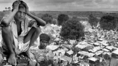 தேசப் பிரிவினைக்கு சில நாட்களுக்குப் பின், 1947இல் டெல்லியில் உள்ள அகதிகள் முகாம் ஒன்றில் எடுக்கப்பட்ட படம்.