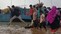 ঘাটে পানি উঠেছে কিন্তু দুর্ভোগ ঠেলেই যাচ্ছে মানুষ