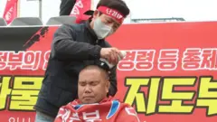 김경선 화물연대 대전지역본부장이 29일 대전 대덕우체국 앞에서 정부의 업무개시명령에 반발해 삭발을 하고 있다