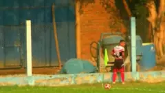 Fudbaler urinirao pored terena tokom utakmice u Peruu