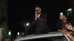 बालेन्द्र शाह बालेन समर्थकहरूलाई अभिवादन गर्दै