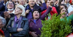 Kadın ağırlıkta CHP'liler partinin genel merkezi önünde slogan atarken görülüyor.