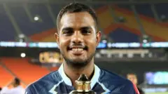 2022 ஆம் ஆண்டின் ஐபிஎல் தொடரில் யஷ் தயாள் குஜராத் டைட்டன்ஸ் அணிக்காக விளையாடினார் 