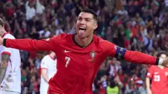 ரொனால்டோ கோல் அடித்த மகிழ்ச்சியில் ஓடுவது
