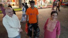 দিল্লির বাজারে ভারী ব্যাগ বয়ে দেওয়ার জন্য সহায়ক ভাড়া পাওয়া যাচ্ছে