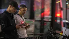 Matheus e amigo em esquina na Avenida Paulista