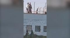 گزارش‌ اختصاصی بی‌بی‌سی  از داخل قزل‌حصار, «آماده‌باش گارد زندان برای ورود به سالن ۷»
