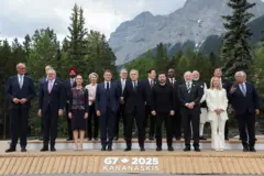 カナダでは、7人のメンバーがG7サミットに集まり、招待された国の指導者たちがグループの写真を撮っています。