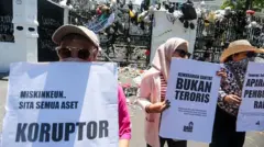 Sejumlah orang mengadakan demonstrasi dengan membuang sampah di depan Gedung Dewan Perwakilan Rakyat Daerah (DPRD) Jawa Barat di Indonesia, pada 4 September 2025.