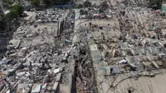 Vista aérea de edificios colapsados en Caraballeda, Venezuela.