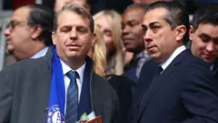 با ورود مالکان جدید، بهداد اقبالی (راست) و تاد بولی، این سومین پنجره نقل و انتقالات تابستانی متوالی است که چلسی بیش از رقبایش هزینه کرده است