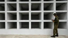 Militar em frente aos nichos humanitários da Cruz Vermelha em Darién