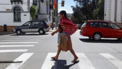 Mulher caminha por ruas de La Paz