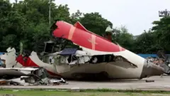 Parte del fuselaje del avión tirado en el pavimento