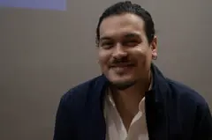 Retrato de Jose Miguel Ocanto, 32, com roupa social