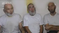 له کېڼې خوا: ۸۰ کلن  امیرام کوپر، ۷۹ کلن یورام میټزګر او ۸۵ کلن شایم پري له حماس سره بندیان دي