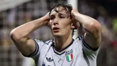 Игрок сборной Италии Пио Эспозито хватается руками за голову