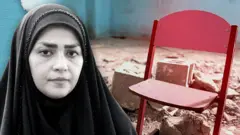 Колаж із двох зображень: на одному - вчителька Амайне Надемі в чорному чадорі, яка серйозно дивиться прямо в камеру. Ліворуч - рожевий стілець зблизька поруч із завалами в класі з блакитними стінами.