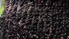 در راهپیمایی شب یکشنبه به مناسبت مرگ سه کنشگر راست افراطی، تصاویر ادای احترام فاشیستی فراگیر شدند