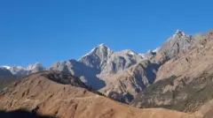 हिउँविहीन काला पहाडका देखिएका छन् 