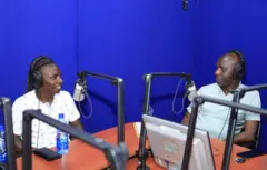 Francine Niyonsaba (ibubafu) n'umunyamakuru wa BBC Cyriaque Muhawenayo