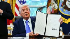 Aarẹ Donald Trump lẹyin to buwọlu aṣẹ tan ni ọọfisi rẹ nile ijọba niluu Washington