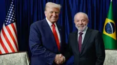 Trump e Lula em aperto de mão na Malásia em outubro
