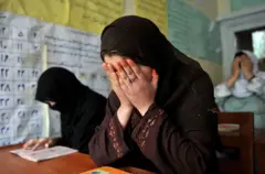 درې نجونې دي چې مخونه یې پټ دي