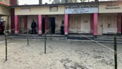 ফাঁকা ভোটকেন্দ্র