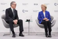 O primeiro-ministro do Reino Unido, Keir Starmer, participa de um painel de debate com a presidente da Comissão Europeia, Ursula von der Leyen, durante a Conferência de Segurança de Munique. Ele está à esquerda e ela, à direita, ambos sentados