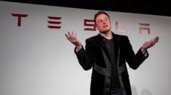Elon Musk frente a un letreto de Tesla