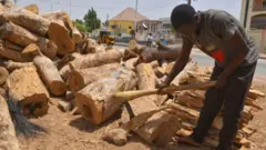 Hoton Mai Faskare yana tsaka da aikinsa