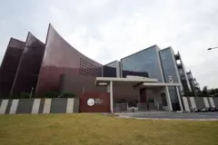 પૅન્ટાગોન કરતાં પણ સાઇઝમાં મોટું સુરત ડાયમંડ બુર્સ હજુ પણ ખાલીખમ કેમ લાગે છે?