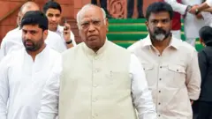 காங்கிரஸ் தலைவர் மல்லிகார்ஜுன கார்கே இந்த ராஜினாமாவை இளைஞர்களின் வெற்றி என்று கூறியுள்ளார்