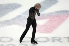 Patinador colocando a mão no rosto em sinal de frustração