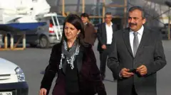 Pervin Buldan ve Sırrı Süreyya Önder 2013 Mart ayında da İmralı'ya giden heyetteydi. İki isim resmi kıyafetli olarak Ataköy Marina'dan kalkacak kostere yürüyor