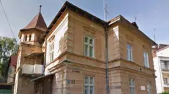 Будинок з двома поверхами, коричневі стіни, добудований зліва балкон